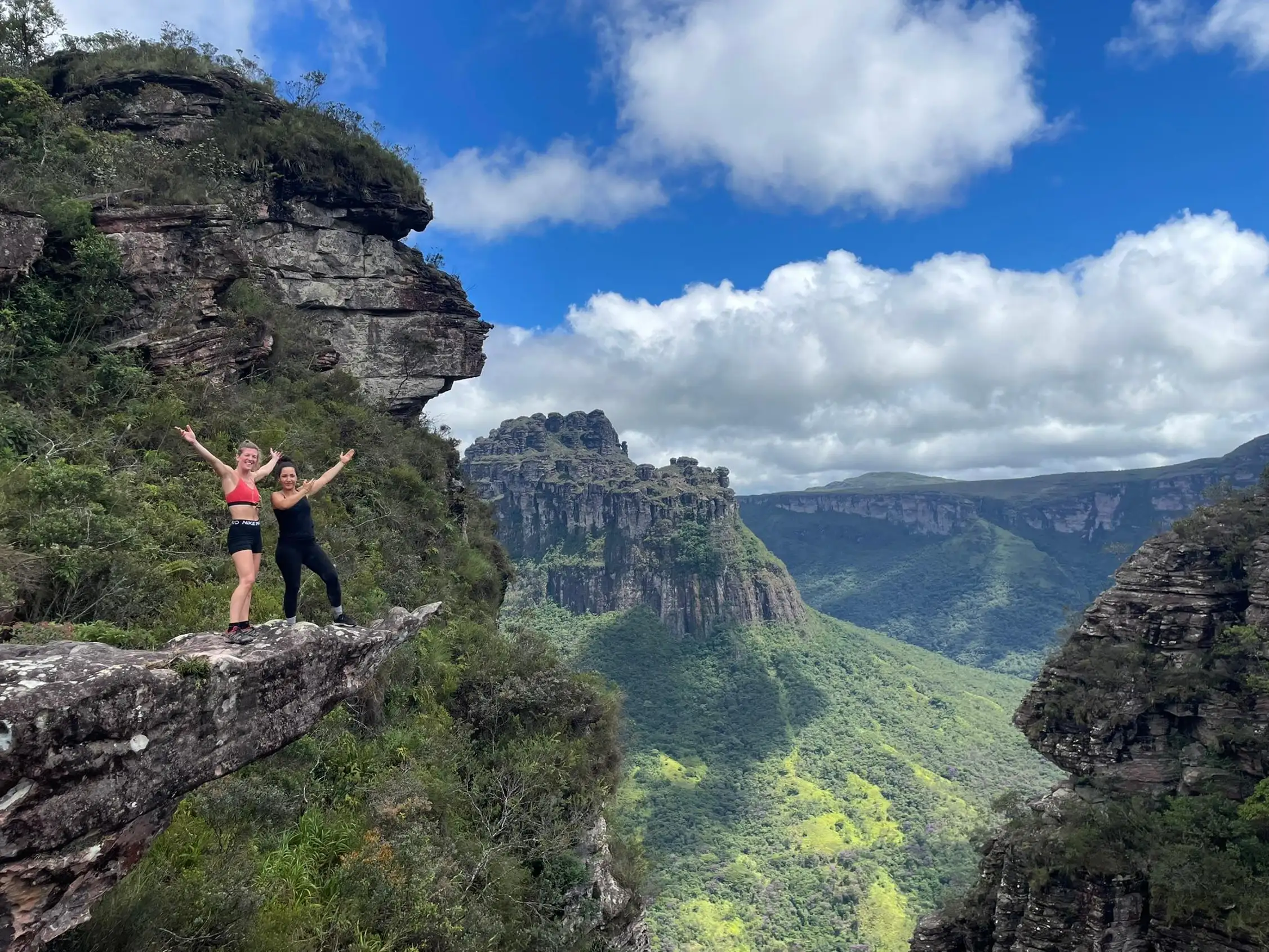 Caminhantes celebrando em um mirante do Vale do Pati