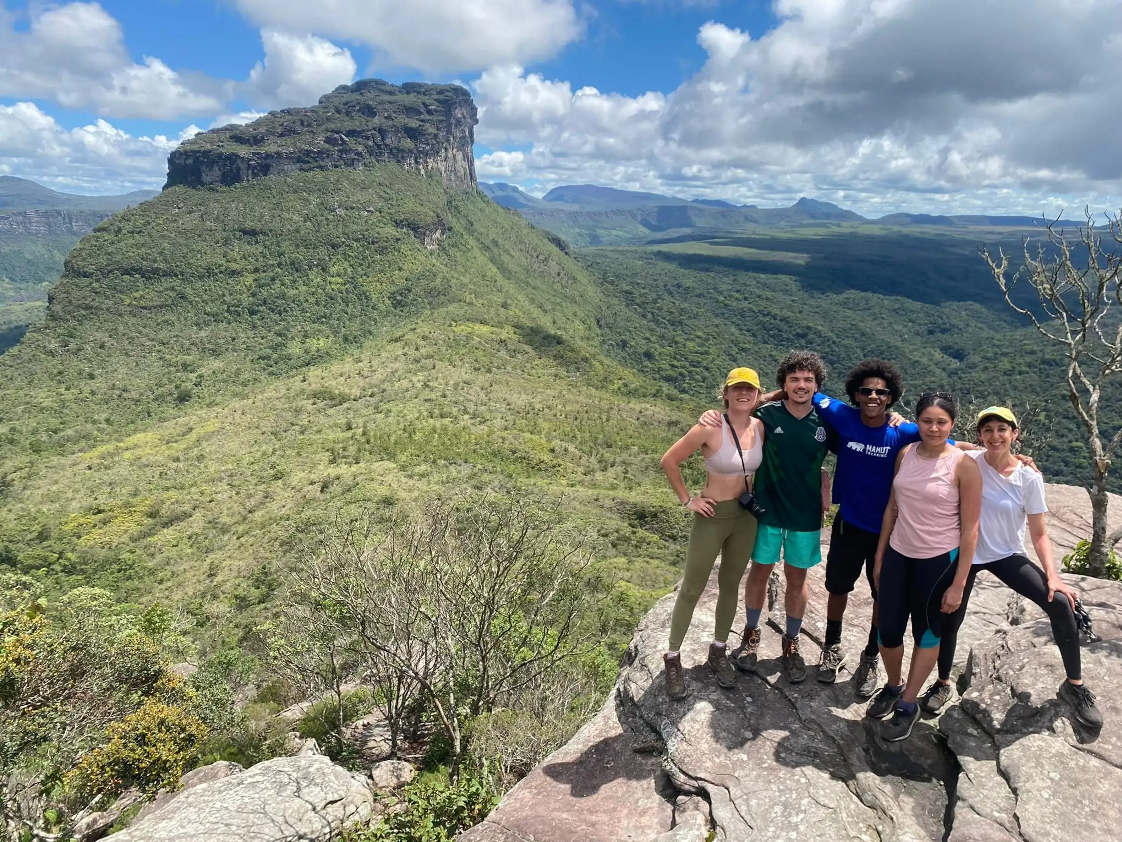 Eine Mamut-Gruppe vor dem Morro do Castelo im Vale do Pati
